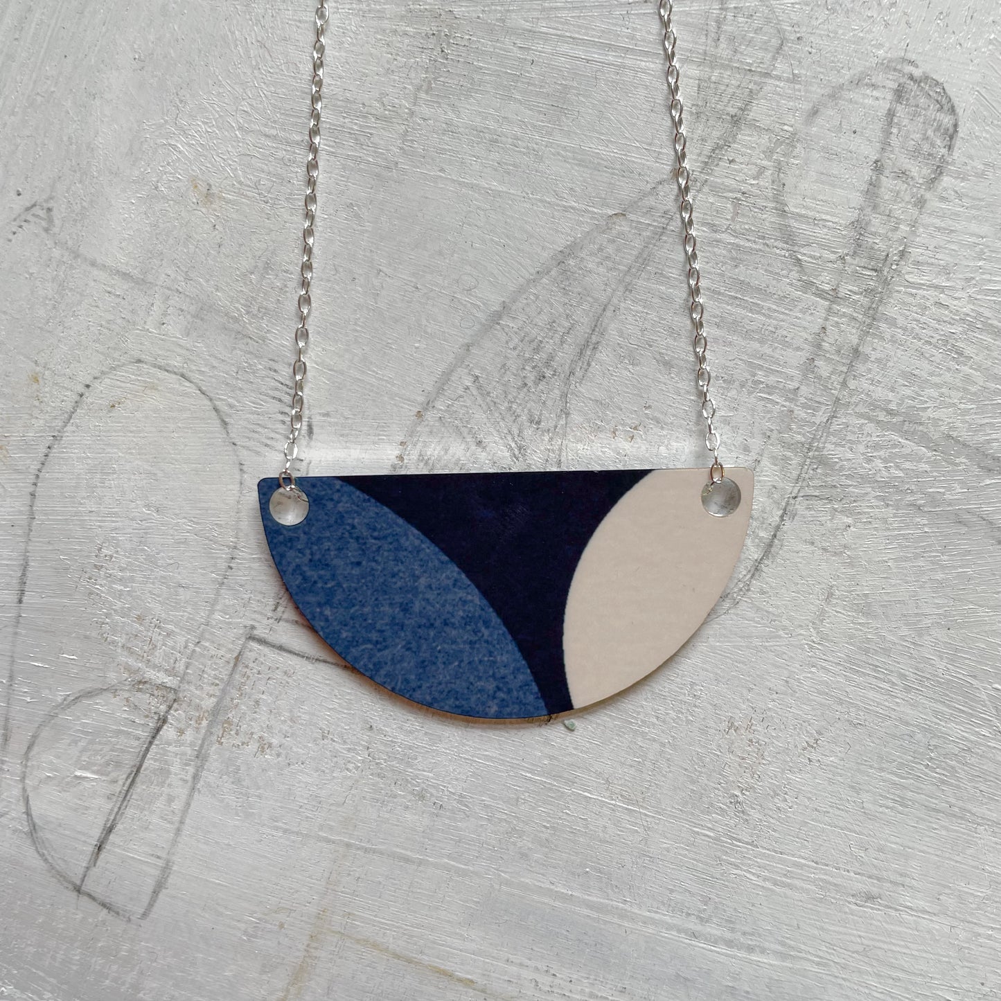 Small Shape Arc Necklace (Navy)